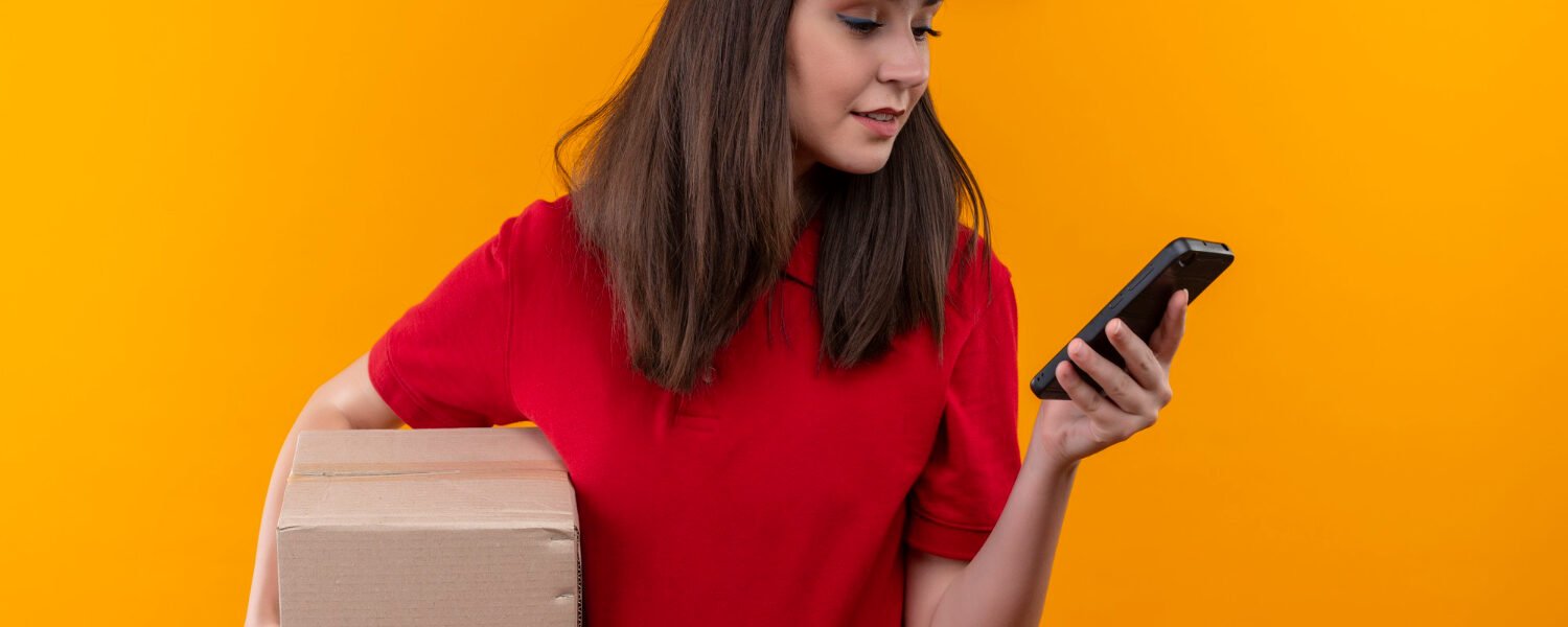 Com o aumento crescente na demanda por serviços de delivery , especialmente após a pandemia, os restaurantes têm buscado maneiras de oferecer um atendimento de qualidade e eficiente aos seus clientes. Um sistema de delivery bem implementado pode transformar a maneira como um restaurante lida com pedidos, entregas e interações com os clientes, levando a um aumento na satisfação do cliente e à fidelização. Neste artigo, vamos explorar como os sistemas de delivery podem ser aliados poderosos para melhorar o atendimento ao cliente em restaurantes. Automatização do Processo de Pedido: Agilidade e Precisão Uma das maiores vantagens de implementar um sistema de entrega é a automatização do processo de pedido . Isso reduz o tempo que os funcionários precisam gastar no atendimento manual dos pedidos, evitando a possibilidade de erros e agilizando o processo de compra. Os clientes fazem seus pedidos diretamente pela plataforma, seja pelo aplicativo do restaurante, site ou sistemas integrados, o que elimina confusões causadas por pedidos verbais ou erros de transcrição. Com o processo automatizado, o restaurante consegue garantir que os pedidos sejam processados ​​com precisão, sem a necessidade de revalidar informações repetidamente, oferecendo ao cliente uma experiência de compra mais fluida e sem interrupções. Acompanhamento em Tempo Real: Transparência e Confiança Os sistemas de entrega modernos geralmente oferecem a funcionalidade de acompanhamento em tempo real , permitindo que os clientes saibam exatamente onde está o pedido e o tempo estimado para a entrega. Esse nível de transparência é essencial para criar confiança e garantir que os clientes sintam que estão sendo bem atendidos. Além disso, uma comunicação ativa entre o restaurante e o cliente durante o processo de entrega contribui para uma melhor experiência. Se houver algum imprevisto, como um atraso, o cliente é notificado imediatamente, o que ajuda a reduzir frustrações. A possibilidade de rastrear o pedido também melhora a percepção do serviço prestado, aumentando a satisfação do cliente. Personalização do Atendimento ao Cliente Um sistema de entrega eficiente permite que os restaurantes coletem dados sobre as preferências dos clientes e ofereçam uma experiência mais personalizada. Com base no histórico de pedidos, o sistema pode sugerir itens que o cliente já consumiu ou oferecer promoções exclusivas, aumentando a probabilidade de o cliente realizar um novo pedido. Além disso, muitos sistemas permitem que os clientes incluam observações personalizadas no momento do pedido, como preferências alimentares ou restrições alimentares (vegetariano, sem glúten, etc.), permitindo que o restaurante atenda melhor às necessidades individuais de cada cliente. Eficiência na Gestão de Pedidos e Atendimento Uma gestão eficiente de pedidos é essencial para um atendimento de qualidade. Com um sistema de entrega integrado, o restaurante pode gerenciar melhor o volume de pedidos, otimizando os recursos de forma inteligente. O sistema permite priorizar pedidos e gerenciar a preparação de maneira eficaz, evitando atrasos e confusões. Além disso, a redução de erros durante o processo de entrada de pedidos também contribui para um atendimento de melhor qualidade, já que diminui o risco de envio de pedidos errados ou incompletos. Isso impacta diretamente a satisfação do cliente, que recebe o que foi solicitado, no prazo prometido, e com qualidade. Comunicação Direta com o Cliente: Mais Conveniência Um sistema de entrega bem estruturado oferece canais de comunicação direta entre o restaurante e o cliente. Por meio de notificações, e-mails ou mensagens instantâneas, o restaurante pode se comunicar com os clientes sobre status de pedidos, promoções ou ofertas especiais. Além disso, os sistemas permitem que os clientes entrem em contato com o restaurante facilmente, caso precisem fazer alguma alteração no pedido ou tenham dúvidas. Essa conveniência melhora a experiência do cliente e mostra que o restaurante está comprometido com um bom atendimento. Análise de Feedbacks: Melhorias Constantes no Atendimento Os sistemas de entrega possuem funcionalidades para coletar feedbacks de clientes após a entrega. Essa prática oferece ao restaurante insights valiosos sobre o desempenho do serviço de entrega e as áreas que precisam ser melhoradas. Através dos comentários dos clientes, o restaurante pode identificar pontos de melhoria, como a qualidade da comida, o tempo de entrega ou a comunicação com o cliente. Uma análise contínua dos feedbacks permite que o restaurante tome ações corretivas rapidamente, garantindo um atendimento ainda melhor para os pedidos solicitados e aumentando a satisfação dos clientes de forma constante. Fidelização de Clientes: Programas de Pontos e Ofertas Exclusivas Uma das formas mais eficazes de melhorar o atendimento ao cliente no delivery é implementar programas de fidelidade . Muitos sistemas de entrega oferecem a possibilidade de integrar esses programas, onde os clientes acumulam pontos a cada pedido feito, podendo resgatar descontos ou produtos gratuitos em compras futuras. Esses programas incentivam os clientes a voltar ao restaurante, criando um vínculo emocional e tornando o atendimento mais eficiente, já que o restaurante conhece o perfil do cliente e oferece benefícios personalizados. Isso não só aumenta a satisfação, mas também promove a retenção de clientes . Conclusão A adoção de um sistema de delivery moderno pode ser uma das melhores estratégias para melhorar o atendimento ao cliente no setor de restaurantes. Desde a automatização do processo de pedidos até a personalização da experiência, esses sistemas oferecem inúmeras funcionalidades que ajudam a garantir um serviço de alta qualidade e satisfação. Além disso, a comunicação transparente, a gestão eficiente de pedidos e a coleta de feedbacks constantes para a construção de um relacionamento mais forte e duradouro com os clientes. Ao investir em tecnologia, os restaurantes não apenas melhoram a eficiência, mas também criam uma experiência mais rica e satisfatória para seus clientes, resultando em mais vendas e uma base de clientes fiéis.